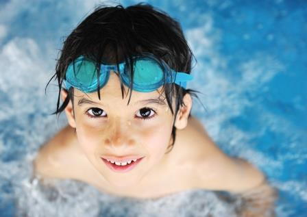 Lær at svømme hold for børn